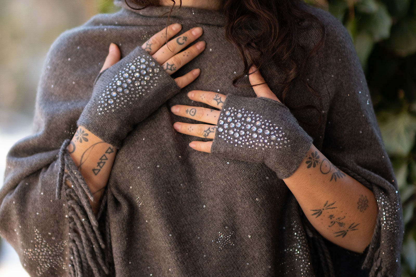 Cropped Stingray Cashmere Gloves. luxury fashion editorial-image